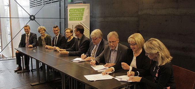 Members signing the agreement at Forum Marinum on 27 September 2017